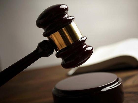 Juiz cita ‘mal-entendido’ e livra acusado de tentar matar enteada de júri popular