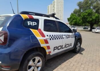 Após espancar ex, homem ameaça jogar carro contra caminhão com filho de 3 anos