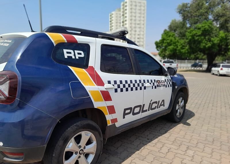Após espancar ex, homem ameaça jogar carro contra caminhão com filho de 3 anos